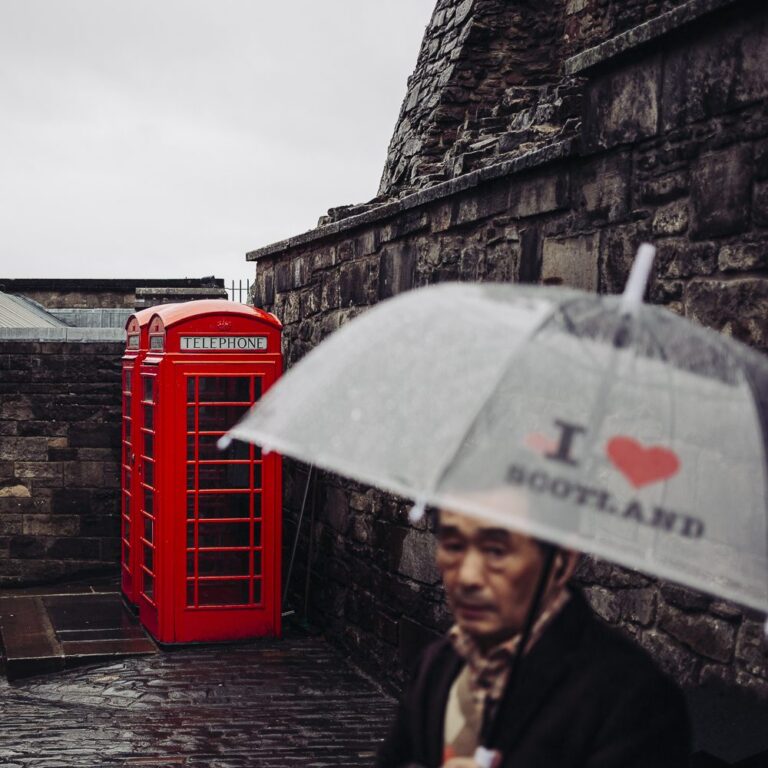 Telefonzelle und Regenschirm in Schottland