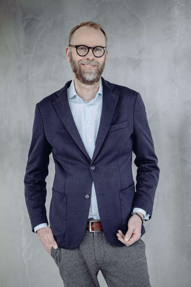 Business-Porträt eines Mannes im Anzug