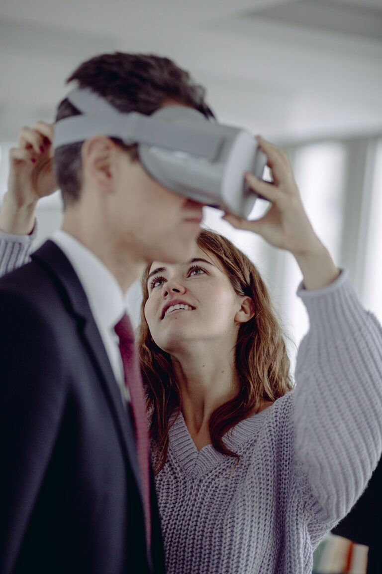 Studierende mit VR-Brille an der HSBA