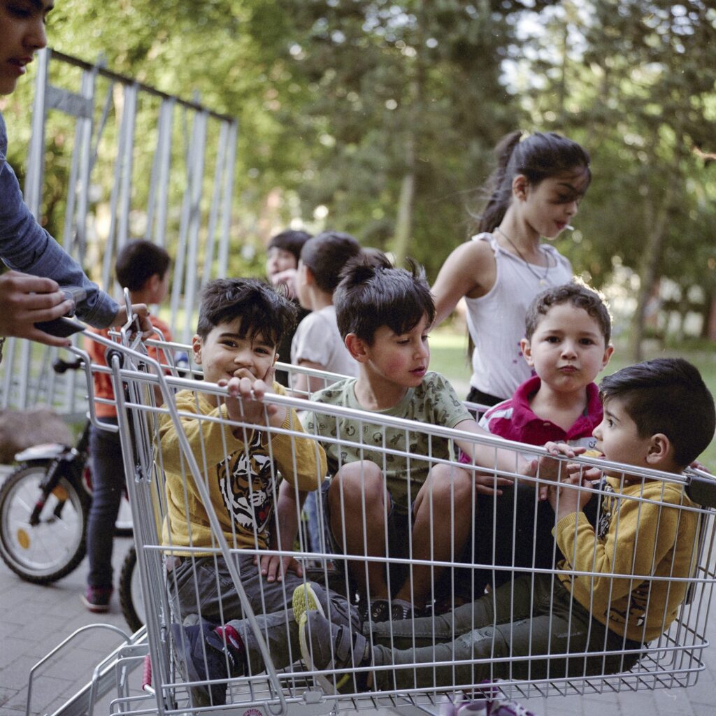 Kinder mit Einkaufswagen in Kaltenmoor