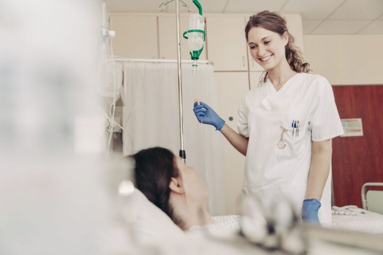 Ärztin mit Patientin in der Praxis