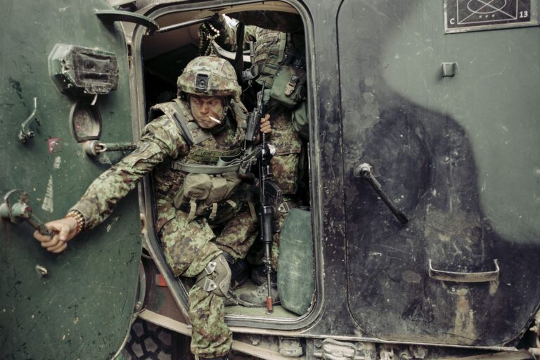 Soldat steigt aus einem Panzer, NATO-Übung in Estland