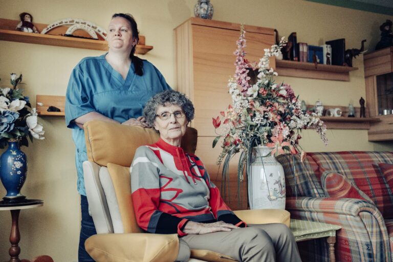 Pflegerin mit Bewohnerin in Bremen, Pflegereport für den SPIEGEL