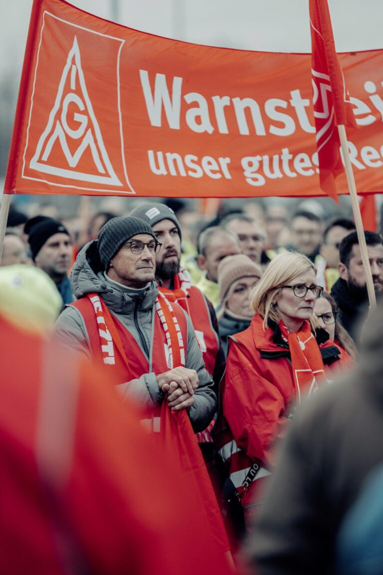 IG-Metall-Protest vor dem VW-Werk Emden